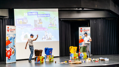 Foto: Die „Wertstoffprofis“ mit ihrem Lerntheater in Mülheims Grundschulen